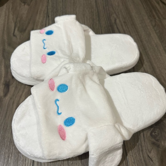 Sanrio Cinnamorol moving ears slippers - Picture 3 of 5